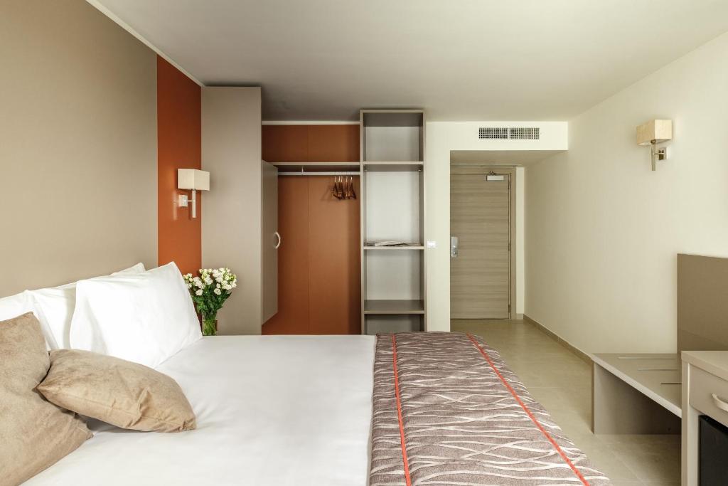 Mayflower Hotel Christmas Special: 5 nights, 2 adults sharing, 23 Dec 2026 - Image 2